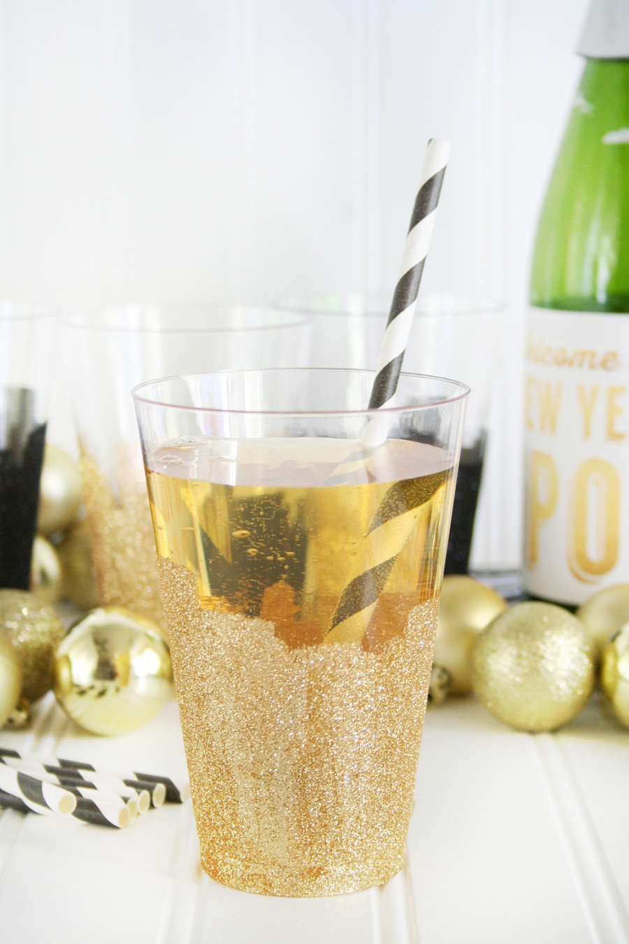 DIY Glittered New Year's Eve Disposable Party Cups