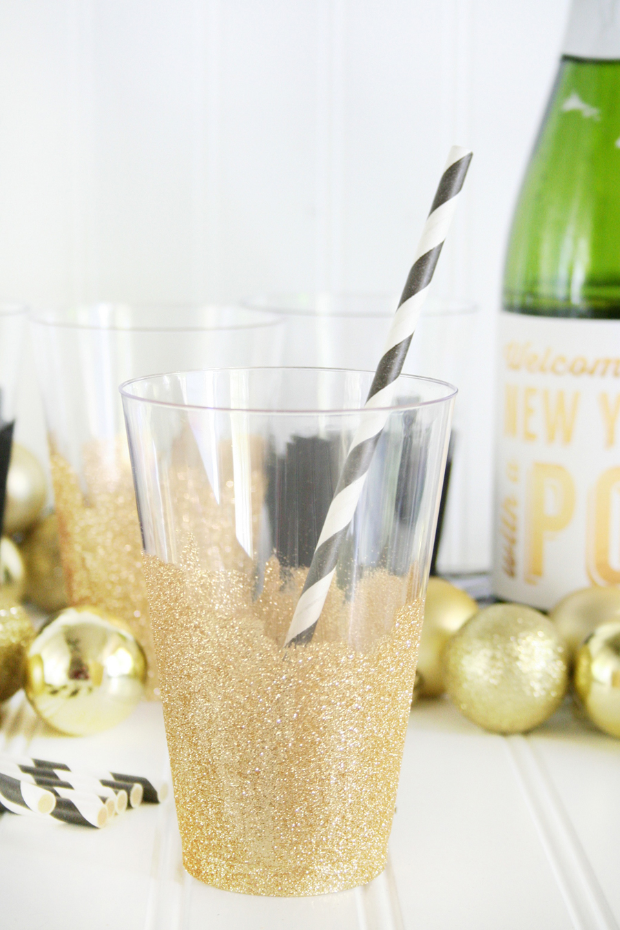 DIY Glittered New Year's Eve Disposable Party Cups