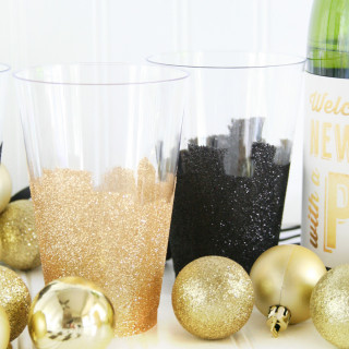DIY Glittered New Year’s Eve Disposable Party Cups