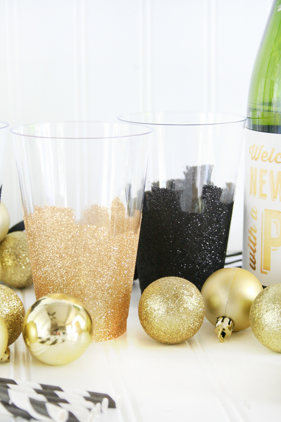 DIY Glittered New Year's Eve Disposable Party Cups