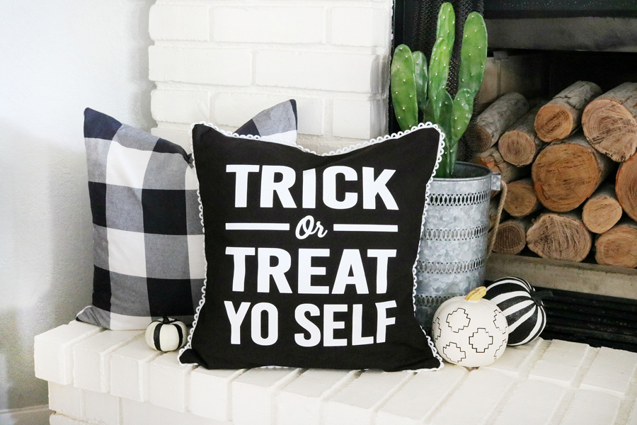 Trick or Treat yo Selv Halloween Pillow 