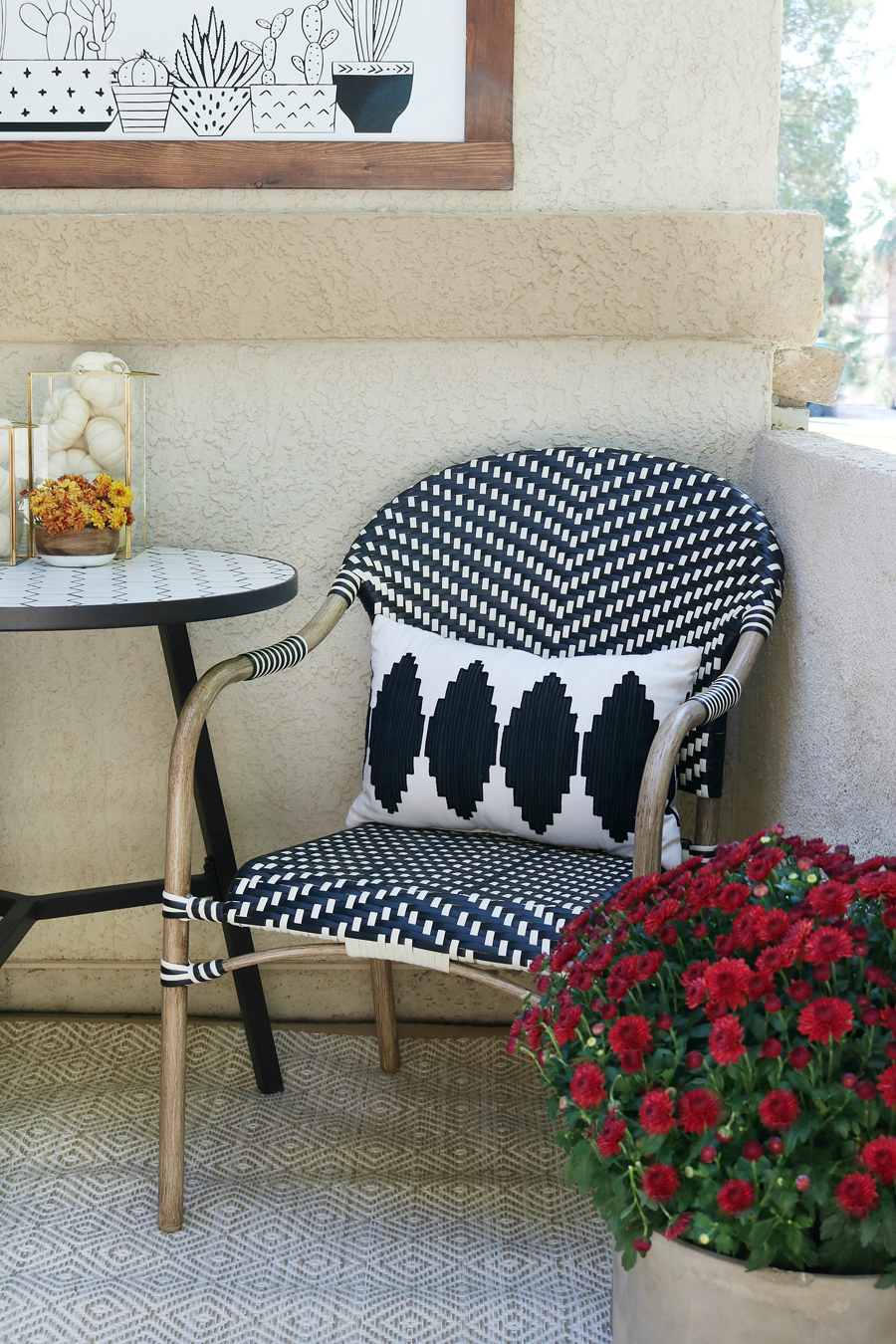 Black and white online cafe chairs
