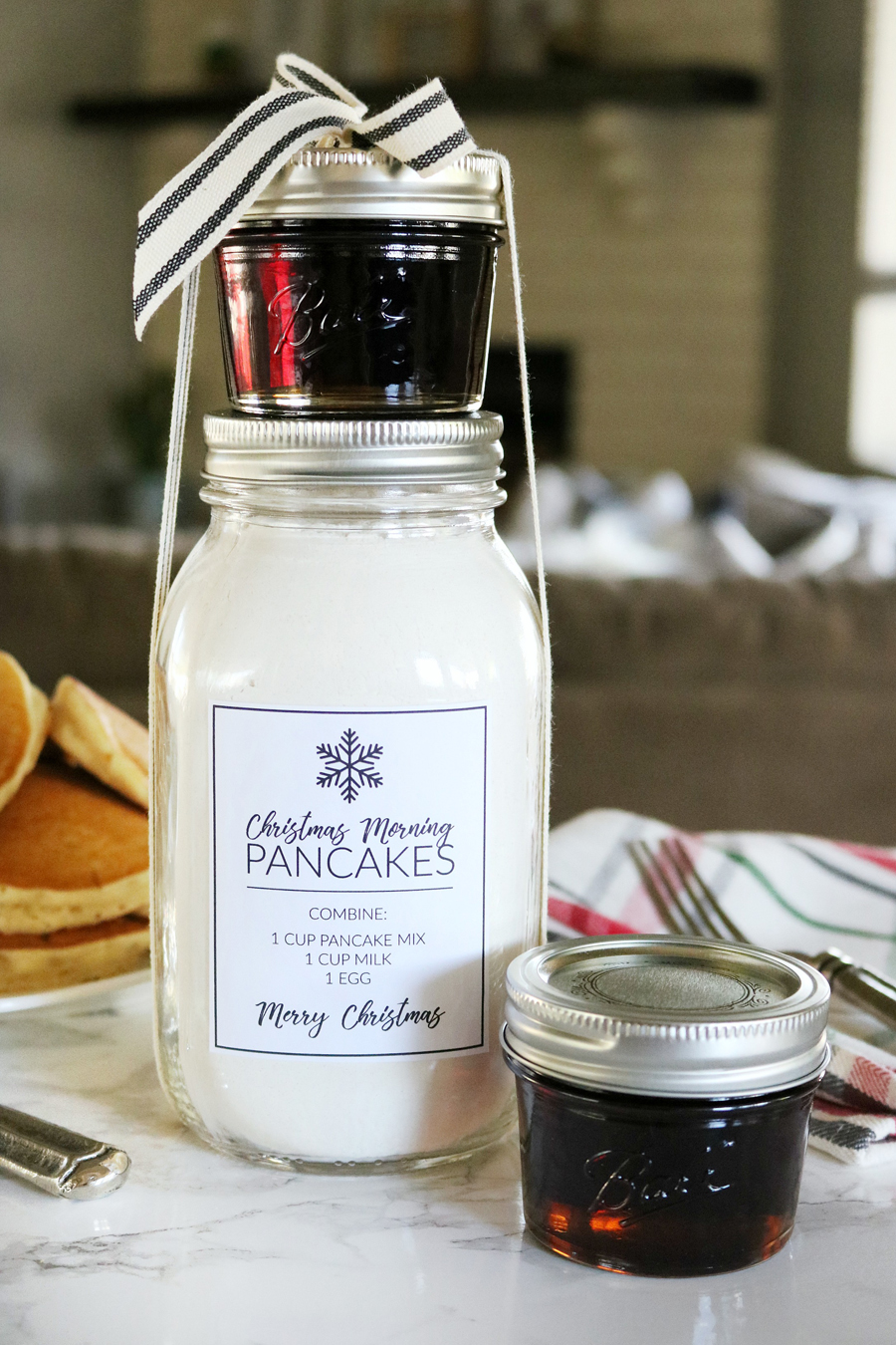 https://www.thecraftedsparrow.com/wp-content/uploads/2017/11/Christmas-Morning-Pancakes-in-a-Jar-Gift-Idea-8.jpg