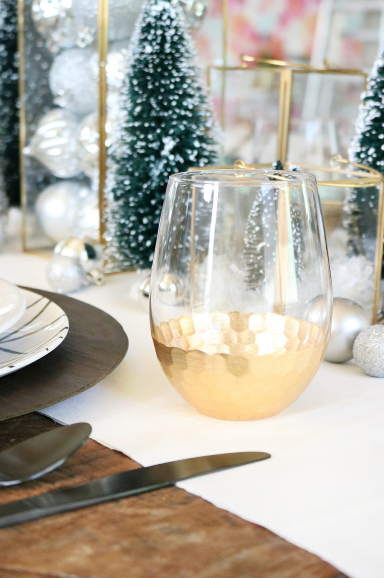 Simple & Modern Christmas Dining Table Ideas
