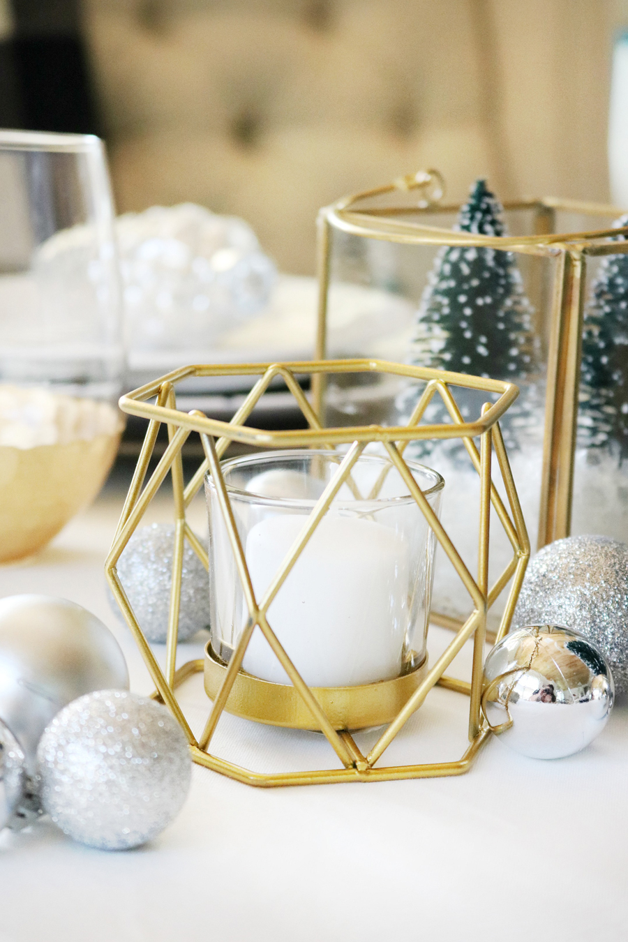 Simple and Modern Christmas Dining Table Ideas